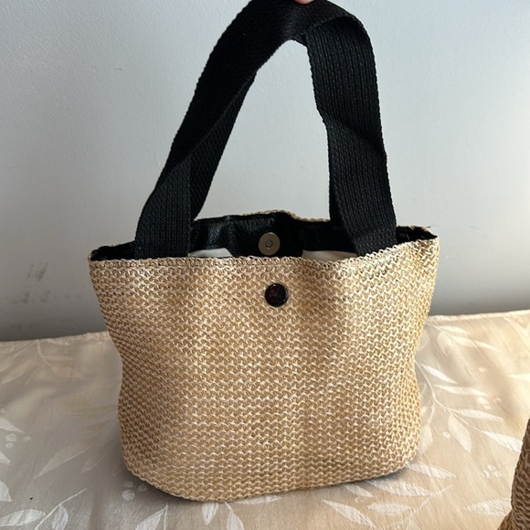 Adorable mini straw bag. Snap closure and black handle. See description. - Picture 2 of 6